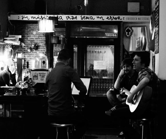 Manu y Alberto tocan junto a la barra del Calvario