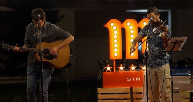 Alberto y manu Clavijo tocando en un concierto patrocinado por Mahou